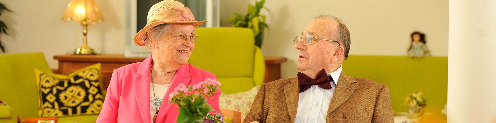 Senioren in festlicher Kleidung am Tisch des betreuten Wohnens in Sonthofen