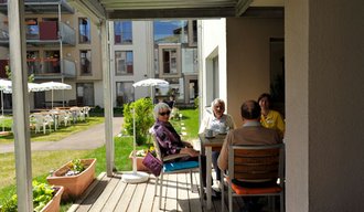 Terrasse und Garten des betreuten Wohnens in Sonthofen
