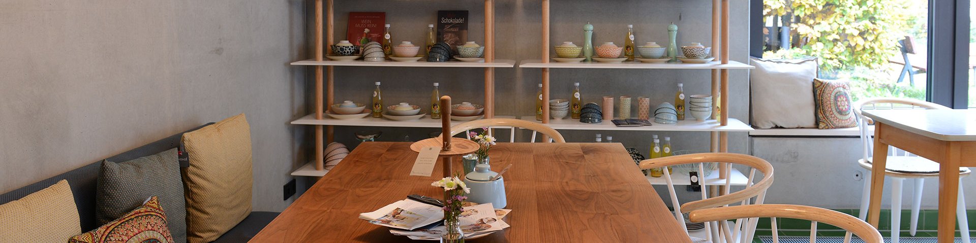 Ein Tisch und ein Bücherregal im Kaffee Bene